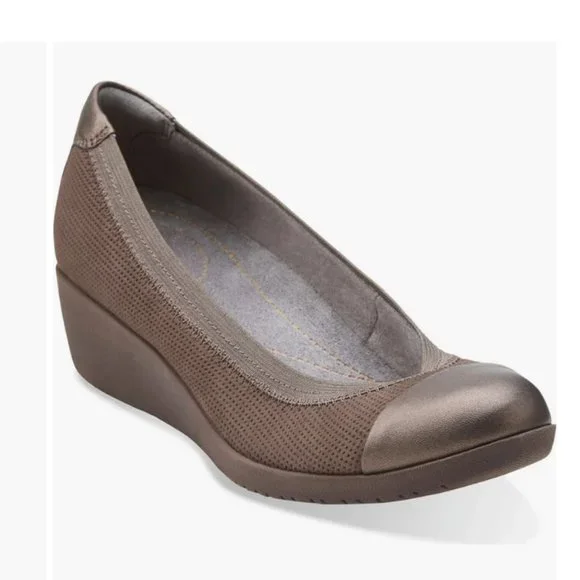 CLARKS New PETULA Wedge SlipOn Pump Perforated Leather  Comfort Shoes Women 10 W - Picture 2 of 16